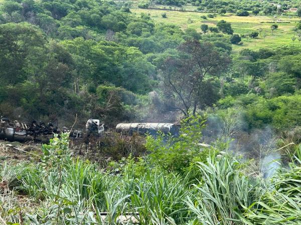 Motorista natural de Nova Soure morre após caminhão-tanque tombar e pegar fogo no Piauí