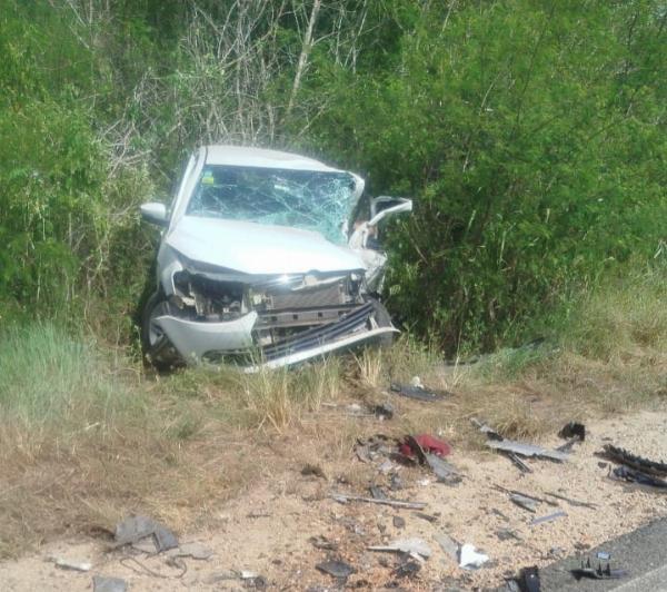 Colisão frontal entre dois carros deixa dois mortos na BA-084, em Irará