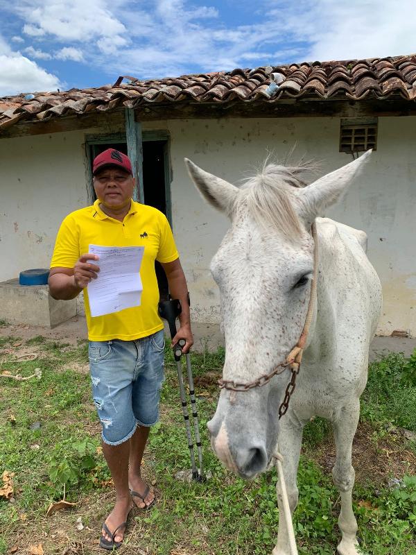 Prefeitura de Serrinha doa primeiro animal após decreto que autoriza apreensão e doação de animais soltos