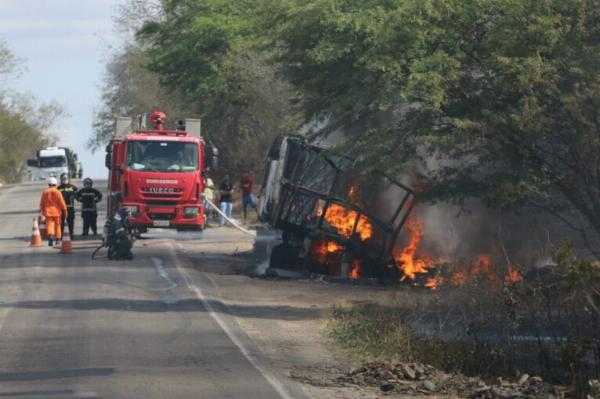 Bombeiros debelam incêndio entre as cidades de Euclides da Cunha e Tucano