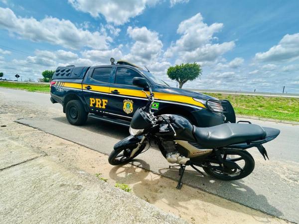 PRF recupera motocicleta com registro de furto na BR-116, em Santa Bárbara