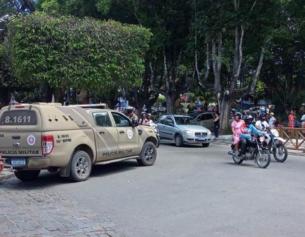 Polícia militar na praça Luiz Nogueira Serrinha 