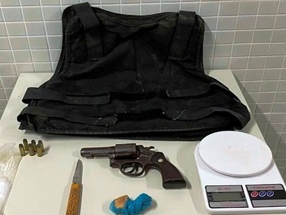 Polícia Militar apreende droga e arma em Várzea da Roça