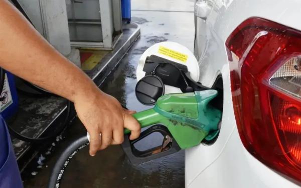 Gasolina sofre reajuste e fica mais cara na Bahia