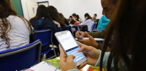 Governo Lula estuda proibir uso de celulares nas escolas