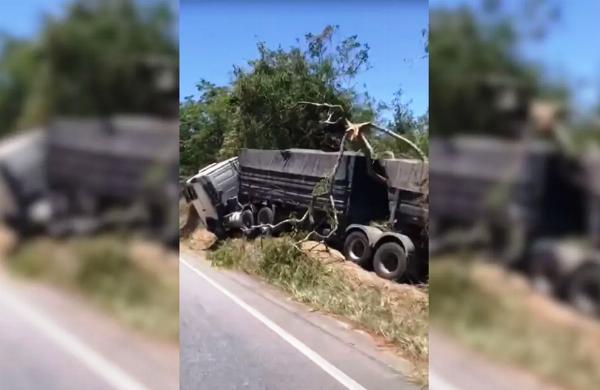 Carreta sai da pista e para em ribanceira na BA-220, em Senhor do Bonfim