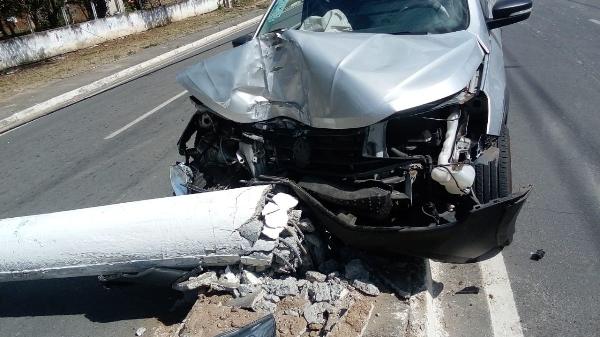 Carro derruba poste em Irará