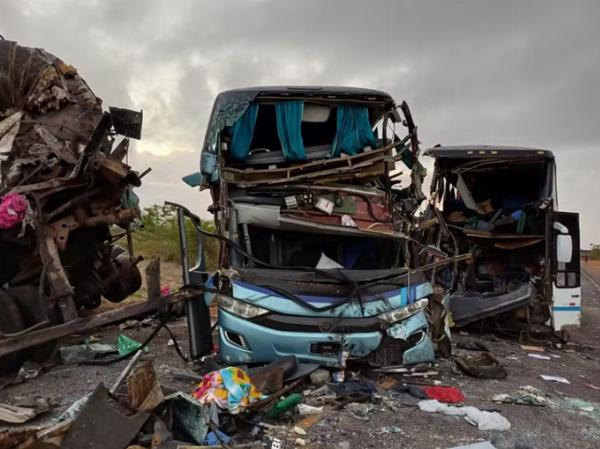 Acidente envolvendo dois ônibus e carreta deixa 5 mortos e 23 feridos em Olindina