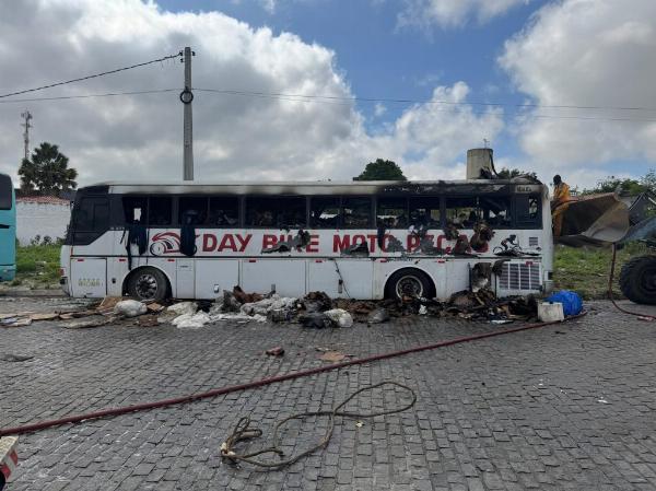 Ônibus pega fogo próximo a posto de combustíveis em Conceição do Coité