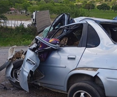 Acidente entre carreta e dois carros deixa 6 mortos em Antas