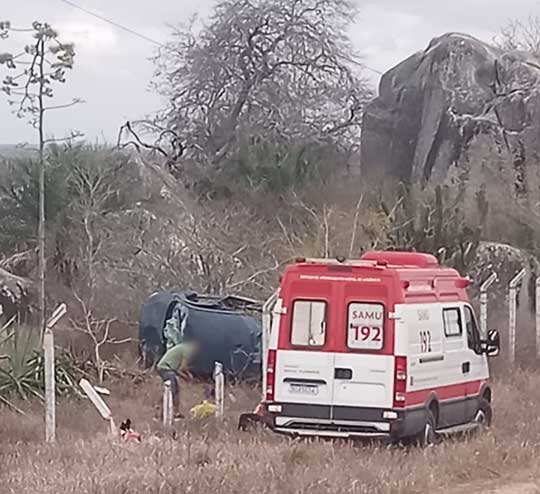 Carro capota entre Santaluz e Queimadas após motorista tentar desviar de moto