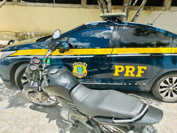 PRF recupera motocicleta furtada há 8 anos em Teofilândia