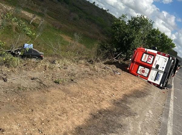 Ambulancia do SAMU tomba na BR-116 em Serrinha