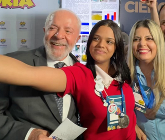 Lula enaltece estudante de Araci durante semana da tecnologia