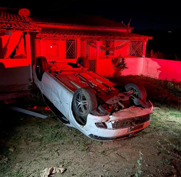 Carro com placa de Ichu capota na BA-409 entre Coité e Serrinha