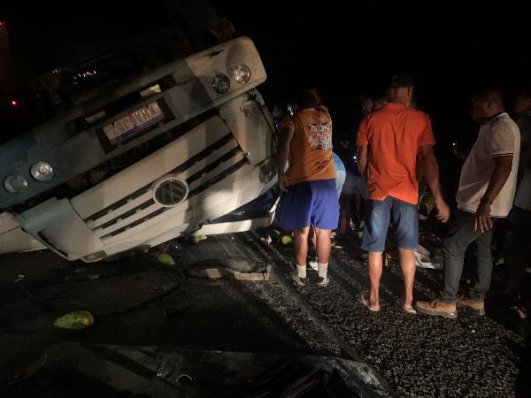 Caminhoneiro preso às ferragens após acidente na BR-324, em Riachão do Jacuípe