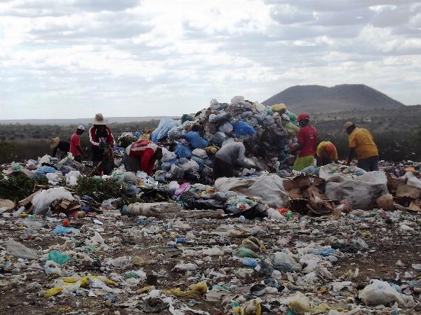 Sete em cada 10 municípios baianos têm lixões, aponta IBGE