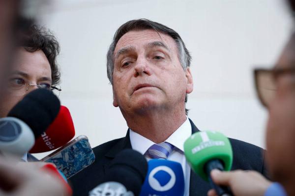 Mesmo inelegível, Bolsonaro venceria Lula no 1º e 2º turnos em 2026, aponta Paraná Pesquisas