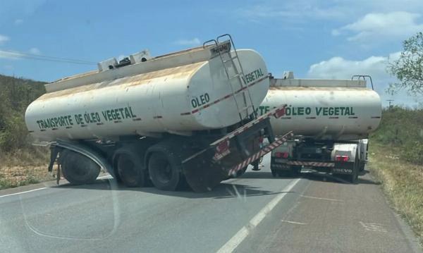 Motorista perde o controle de carreta e bloqueia via em Senhor do Bonfim