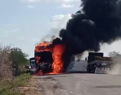 Carreta é consumida pelo fogo na BR-116, em Teofilândia