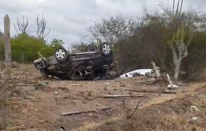 Mulher morre e quatro pessoas ficam feridas após carro capotar entre Riachão do Jacuípe e Serra Preta