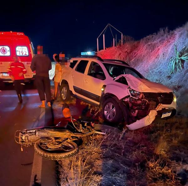 Dois ficam feridos após carro bater na traseira de moto em Valente