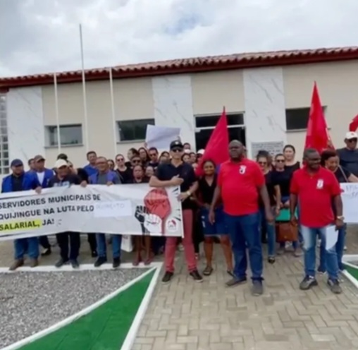 Servidores realizam protesto e cobram pagamento de salários atrasados em Quijingue