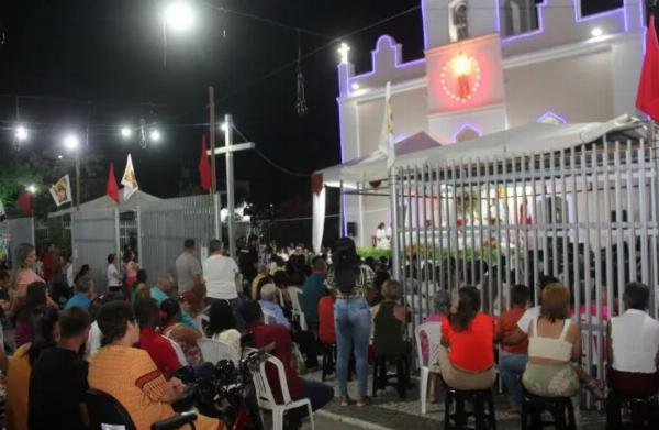 Católicos de Ichu fazem missas ao ar livre após ataque de cupins no telhado da igreja