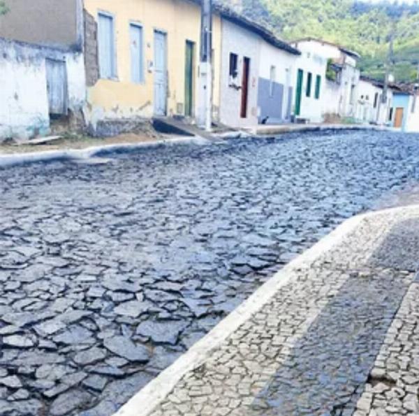 População denuncia asfaltamento de calçamento histórico em Serra Preta