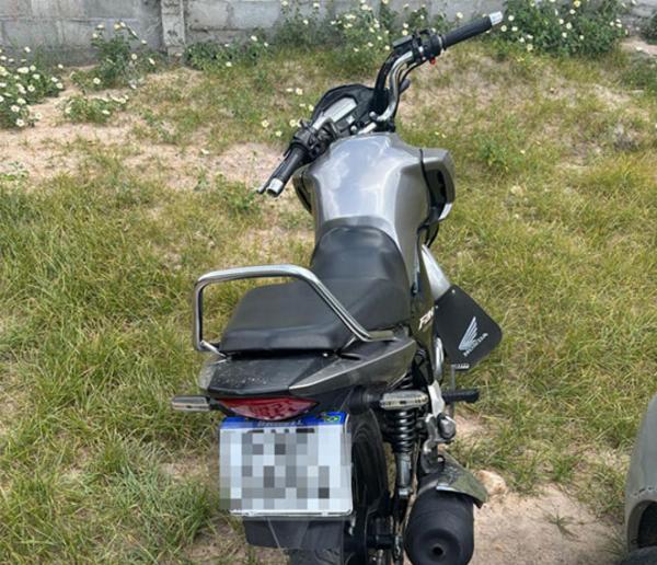 Polícia Militar apreende moto com placa clonada em Valente