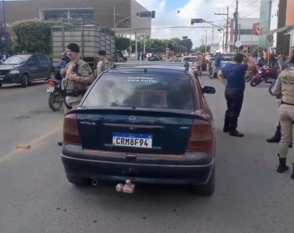 Ex-carcereiro é executado por dupla em moto após parar em semáforo no centro de Ribeira Pombal