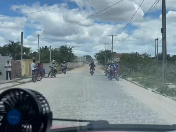 Mulher com sinais de embriaguez cai de garupa de moto com criança de 2 anos em Conceição do Coité