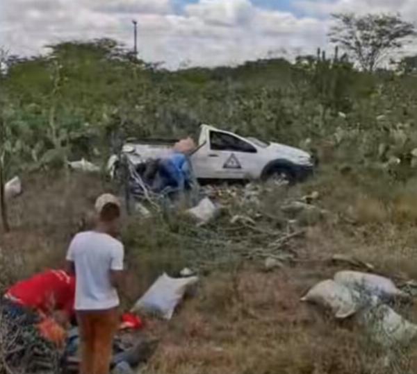 Homem capota carro ao tentar desviar de carreta e morre na BR-324, em Riachão do Jacuípe