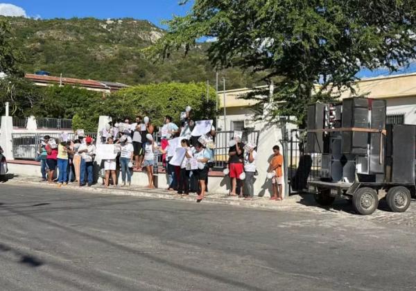 Em protesto na cidade de Itiúba, mãe do menino Davi pede revisão de investigação