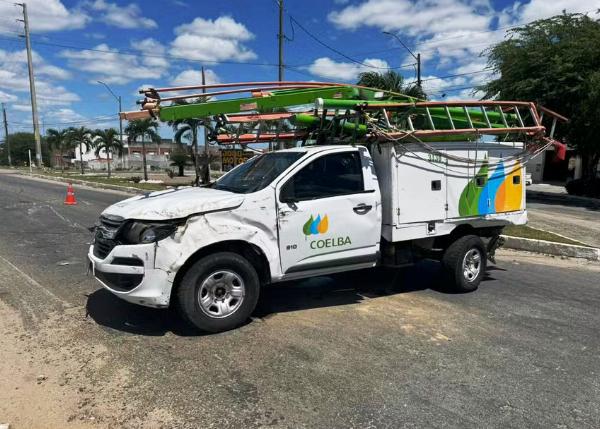 Caminhonete da Coelba capota com dois funcionários em Retirolândia